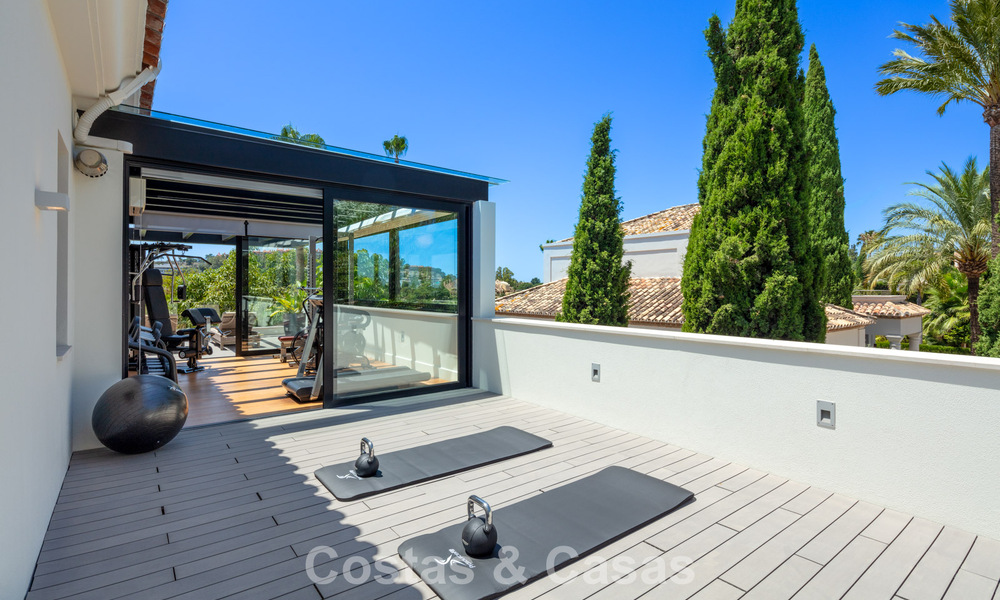Villa de lujo, moderna y simétrica en venta a un paso de los campos de golf del valle de Nueva Andalucia, Marbella 56201