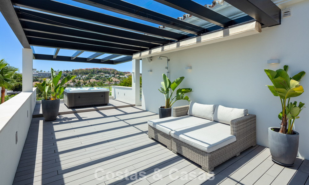 Villa de lujo, moderna y simétrica en venta a un paso de los campos de golf del valle de Nueva Andalucia, Marbella 56203