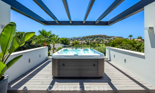 Villa de lujo, moderna y simétrica en venta a un paso de los campos de golf del valle de Nueva Andalucia, Marbella 56204 