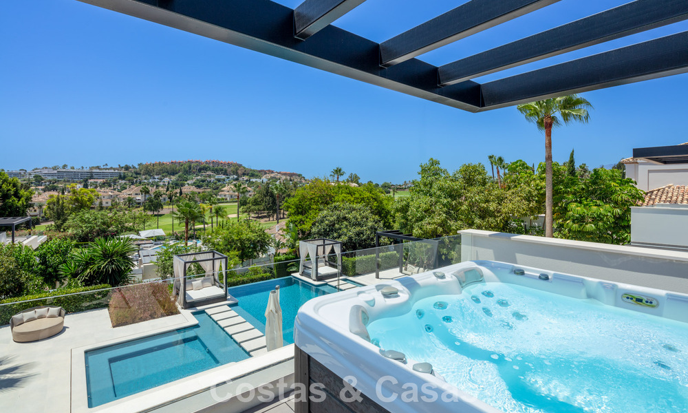 Villa de lujo, moderna y simétrica en venta a un paso de los campos de golf del valle de Nueva Andalucia, Marbella 56205