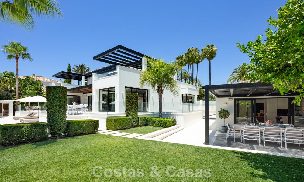 Villa de lujo, moderna y simétrica en venta a un paso de los campos de golf del valle de Nueva Andalucia, Marbella 56210