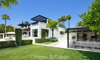 Villa de lujo, moderna y simétrica en venta a un paso de los campos de golf del valle de Nueva Andalucia, Marbella 56210 