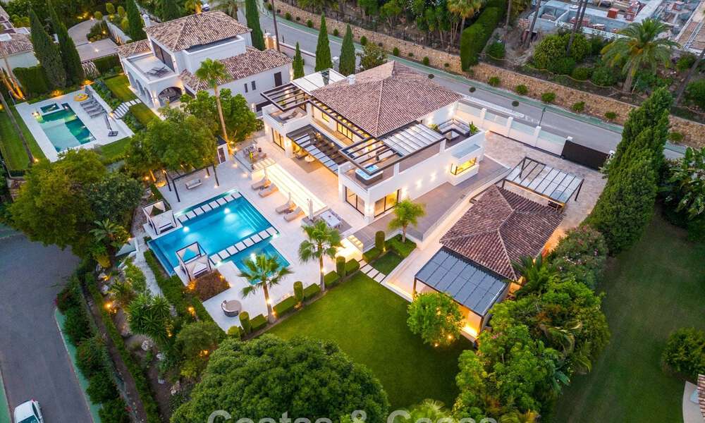 Villa de lujo, moderna y simétrica en venta a un paso de los campos de golf del valle de Nueva Andalucia, Marbella 56211