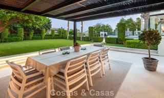 Villa de lujo, moderna y simétrica en venta a un paso de los campos de golf del valle de Nueva Andalucia, Marbella 56216 