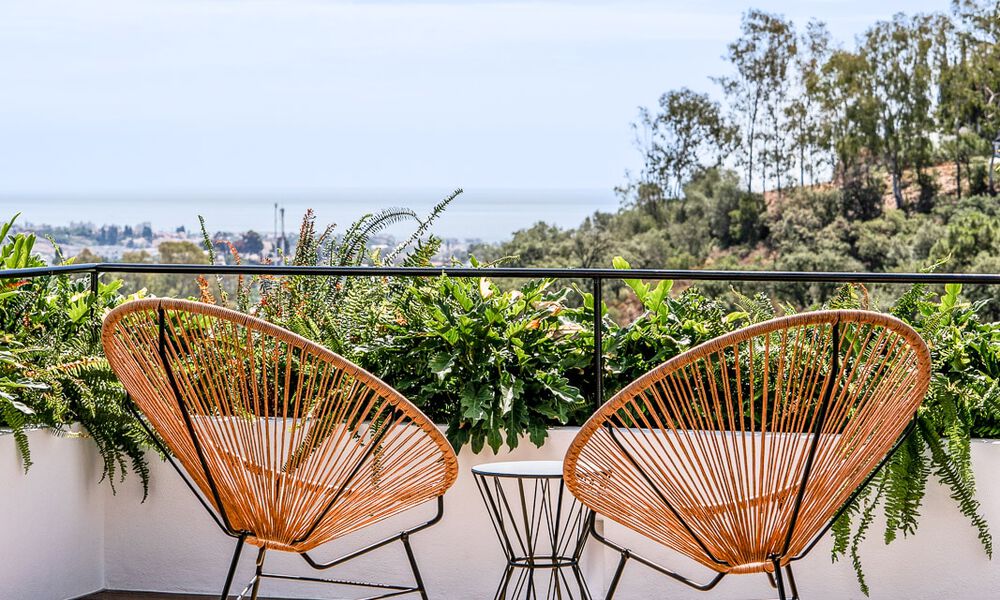 Apartamento de lujo en venta, listo para entrar a vivir, con acogedora terraza y vistas al mar en Marbella - Benahavis 57278