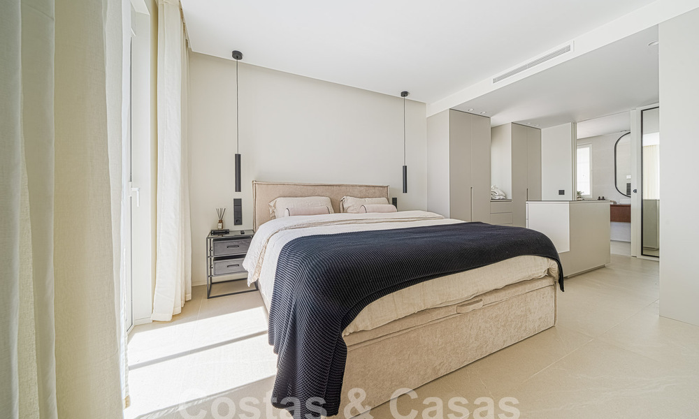 Apartamento de lujo en venta, listo para entrar a vivir, con acogedora terraza y vistas al mar en Marbella - Benahavis 57279