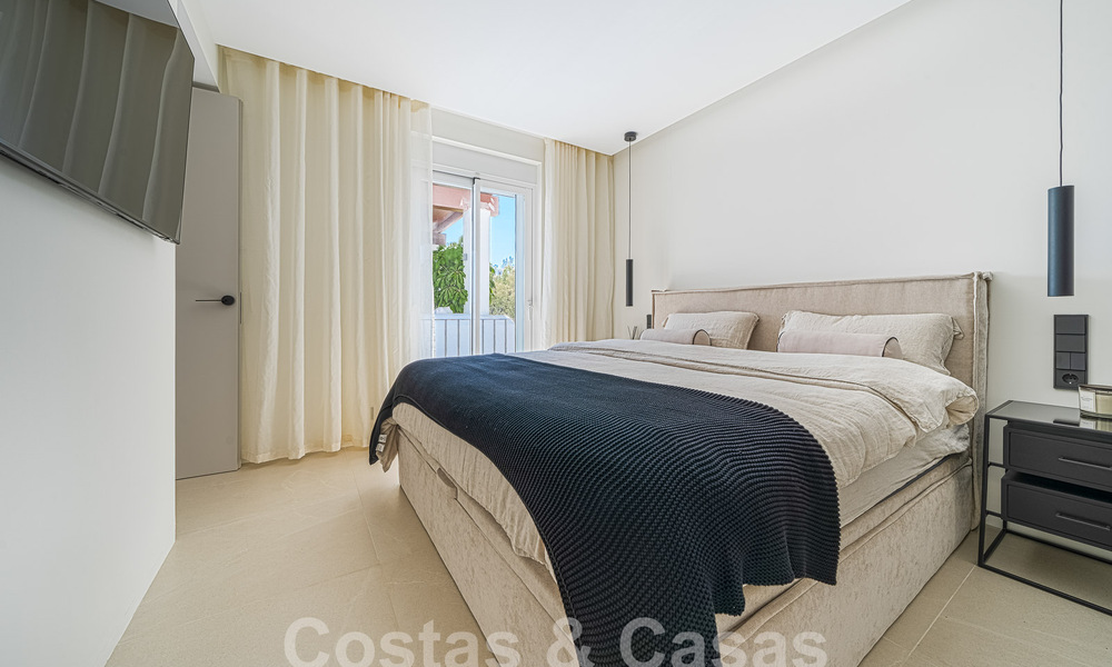 Apartamento de lujo en venta, listo para entrar a vivir, con acogedora terraza y vistas al mar en Marbella - Benahavis 57280