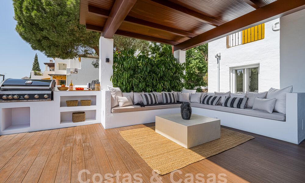 Apartamento de lujo en venta, listo para entrar a vivir, con acogedora terraza y vistas al mar en Marbella - Benahavis 57284