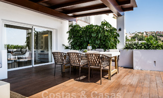 Apartamento de lujo en venta, listo para entrar a vivir, con acogedora terraza y vistas al mar en Marbella - Benahavis 57285 