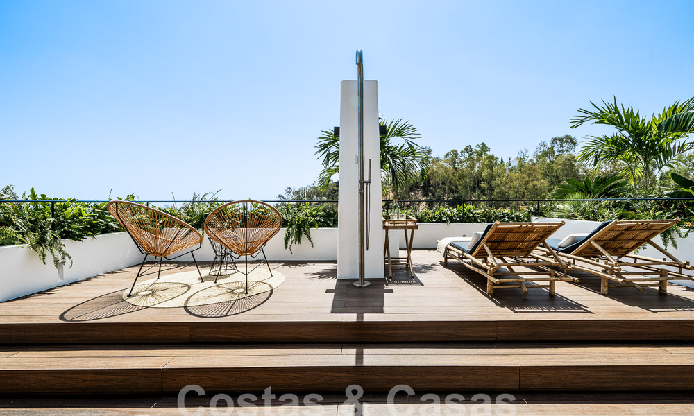 Apartamento de lujo en venta, listo para entrar a vivir, con acogedora terraza y vistas al mar en Marbella - Benahavis 57286