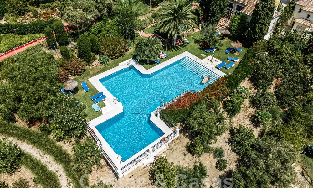Apartamento de lujo en venta, listo para entrar a vivir, con acogedora terraza y vistas al mar en Marbella - Benahavis 57293