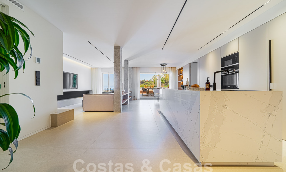 Apartamento de lujo en venta, listo para entrar a vivir, con acogedora terraza y vistas al mar en Marbella - Benahavis 57300