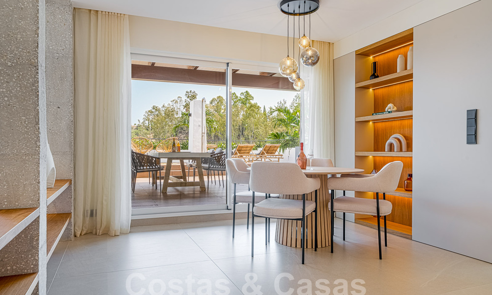 Apartamento de lujo en venta, listo para entrar a vivir, con acogedora terraza y vistas al mar en Marbella - Benahavis 57302