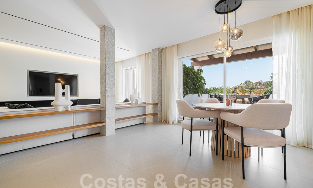 Apartamento de lujo en venta, listo para entrar a vivir, con acogedora terraza y vistas al mar en Marbella - Benahavis 57303