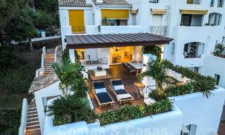 Apartamento de lujo en venta, listo para entrar a vivir, con acogedora terraza y vistas al mar en Marbella - Benahavis 57313 