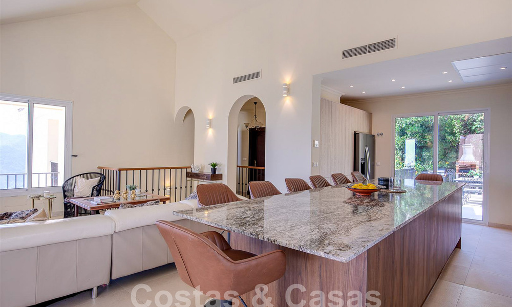 Villa de lujo en venta con vistas panorámicas al mar en una urbanización cerrada en las colinas de Marbella 57316