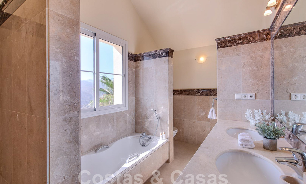 Villa de lujo en venta con vistas panorámicas al mar en una urbanización cerrada en las colinas de Marbella 57321