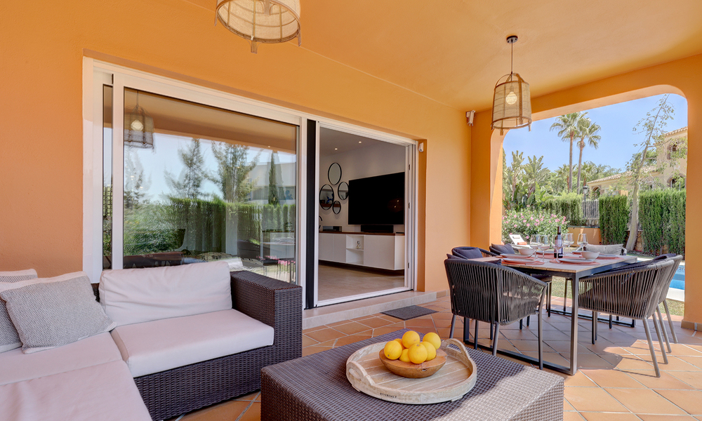 Villa pareada reformada en venta con gran piscina privada en Marbella - Benahavis 56378
