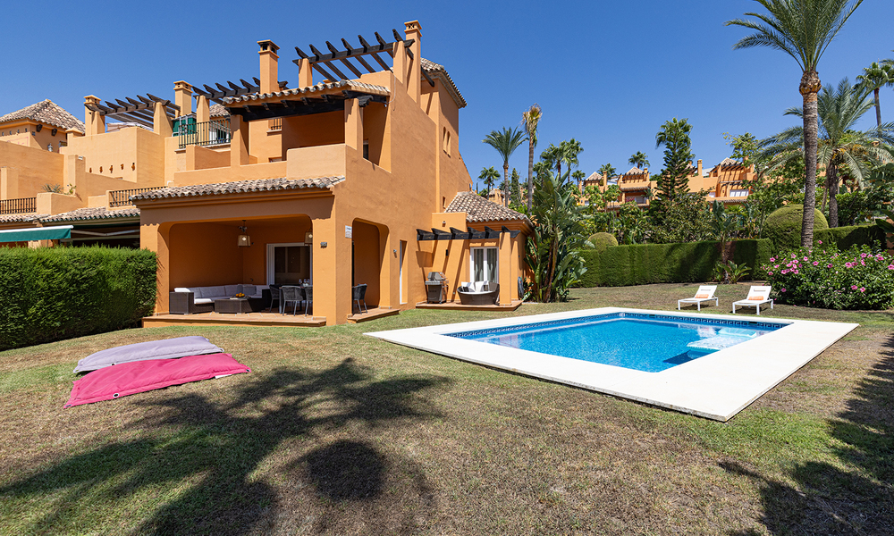 Villa pareada reformada en venta con gran piscina privada en Marbella - Benahavis 56386