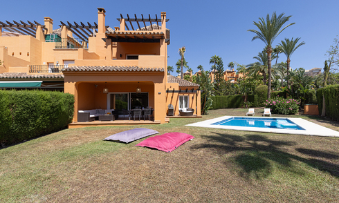 Villa pareada reformada en venta con gran piscina privada en Marbella - Benahavis 56387