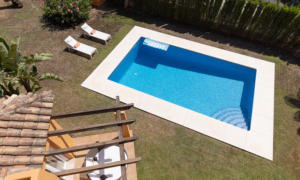 Villa pareada reformada en venta con gran piscina privada en Marbella - Benahavis 56392