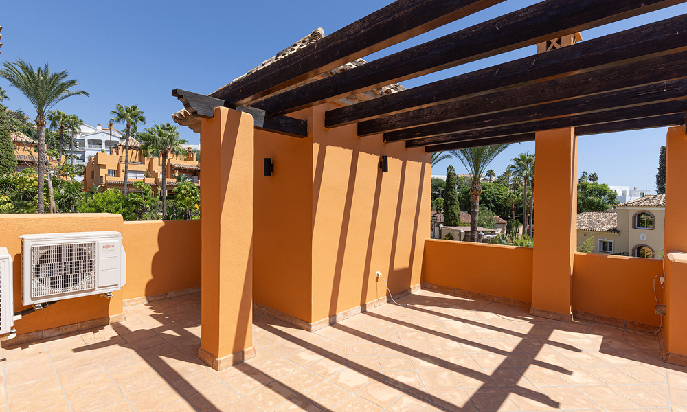 Villa pareada reformada en venta con gran piscina privada en Marbella - Benahavis 56396