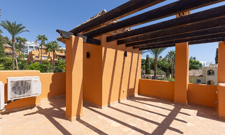 Villa pareada reformada en venta con gran piscina privada en Marbella - Benahavis 56396 