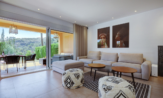Villa pareada reformada en venta con gran piscina privada en Marbella - Benahavis 56415 