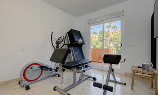 Villa pareada reformada en venta con gran piscina privada en Marbella - Benahavis 56426 