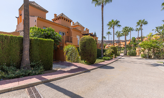 Villa pareada reformada en venta con gran piscina privada en Marbella - Benahavis 56439 