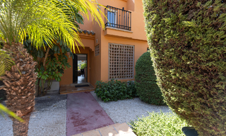 Villa pareada reformada en venta con gran piscina privada en Marbella - Benahavis 56440 
