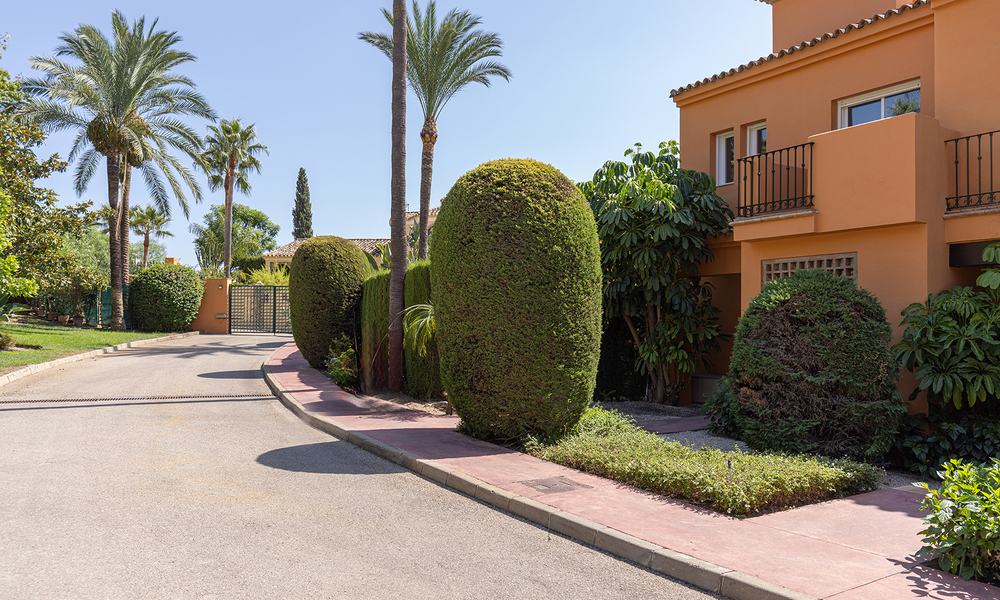 Villa pareada reformada en venta con gran piscina privada en Marbella - Benahavis 56441