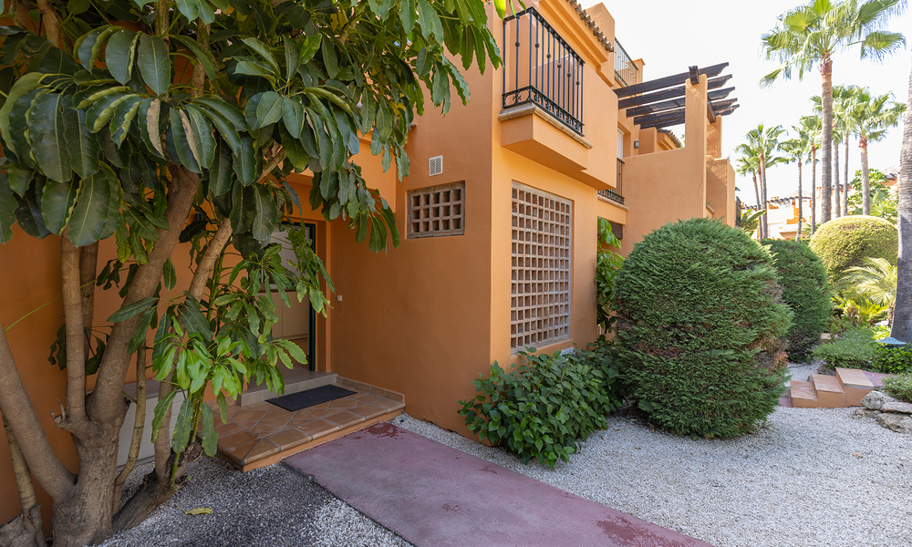Villa pareada reformada en venta con gran piscina privada en Marbella - Benahavis 56442
