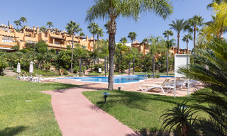 Villa pareada reformada en venta con gran piscina privada en Marbella - Benahavis 56443 