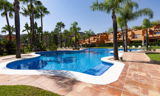 Villa pareada reformada en venta con gran piscina privada en Marbella - Benahavis 56445 