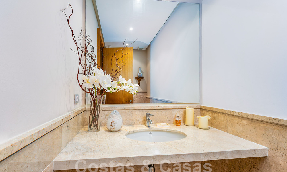 Lujoso y moderno apartamento mediterráneo en venta cerca de Sierra Blanca en la Milla de Oro de Marbella 57397