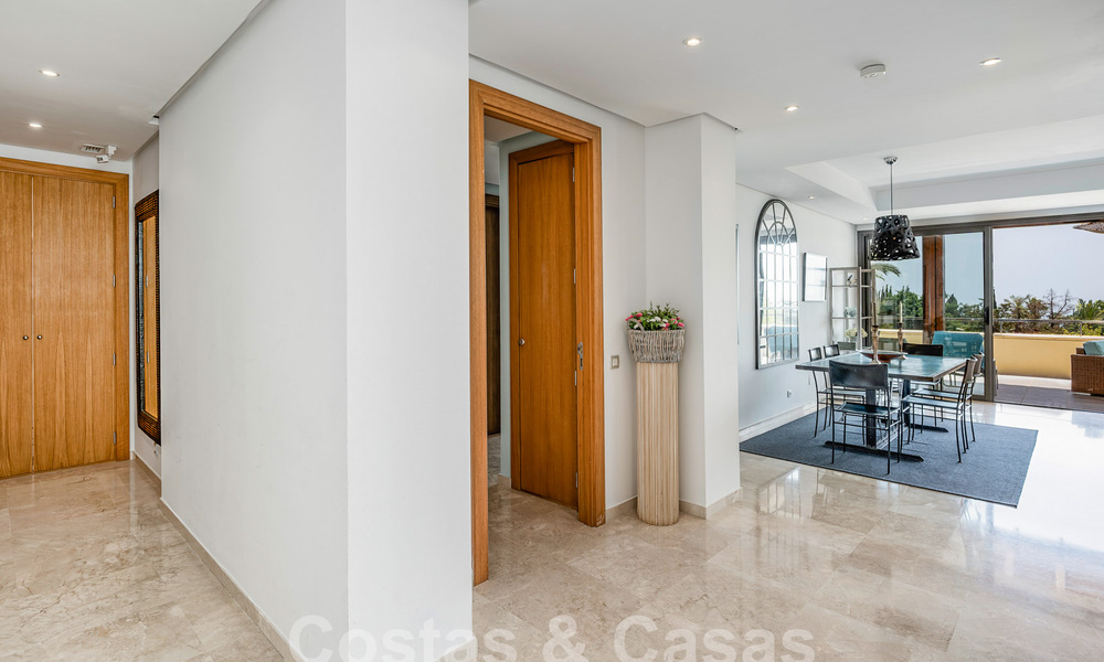Lujoso y moderno apartamento mediterráneo en venta cerca de Sierra Blanca en la Milla de Oro de Marbella 57406