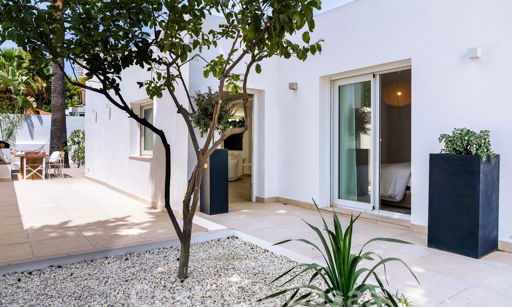 Atractiva villa de lujo de estilo ibicenco en venta cerca de todos los servicios en Nueva Andalucia, Marbella 56913