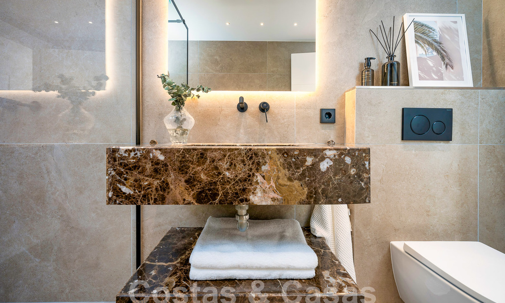 Atractiva villa de lujo de estilo ibicenco en venta cerca de todos los servicios en Nueva Andalucia, Marbella 56914