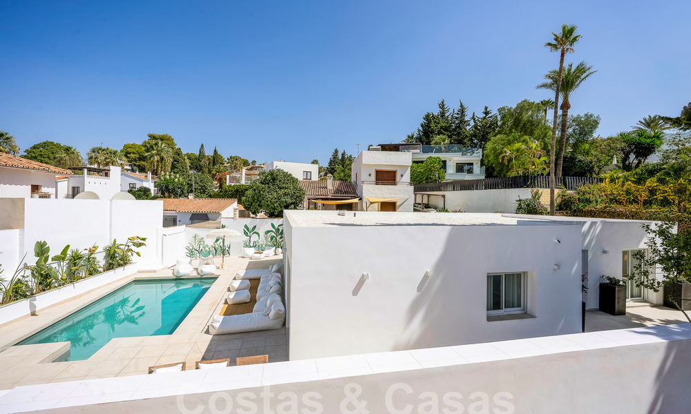 Atractiva villa de lujo de estilo ibicenco en venta cerca de todos los servicios en Nueva Andalucia, Marbella 56915