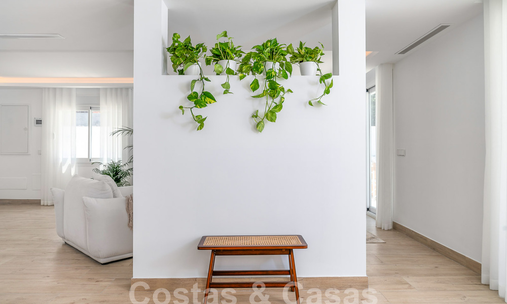 Atractiva villa de lujo de estilo ibicenco en venta cerca de todos los servicios en Nueva Andalucia, Marbella 56919