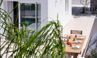 Atractiva villa de lujo de estilo ibicenco en venta cerca de todos los servicios en Nueva Andalucia, Marbella 56920 