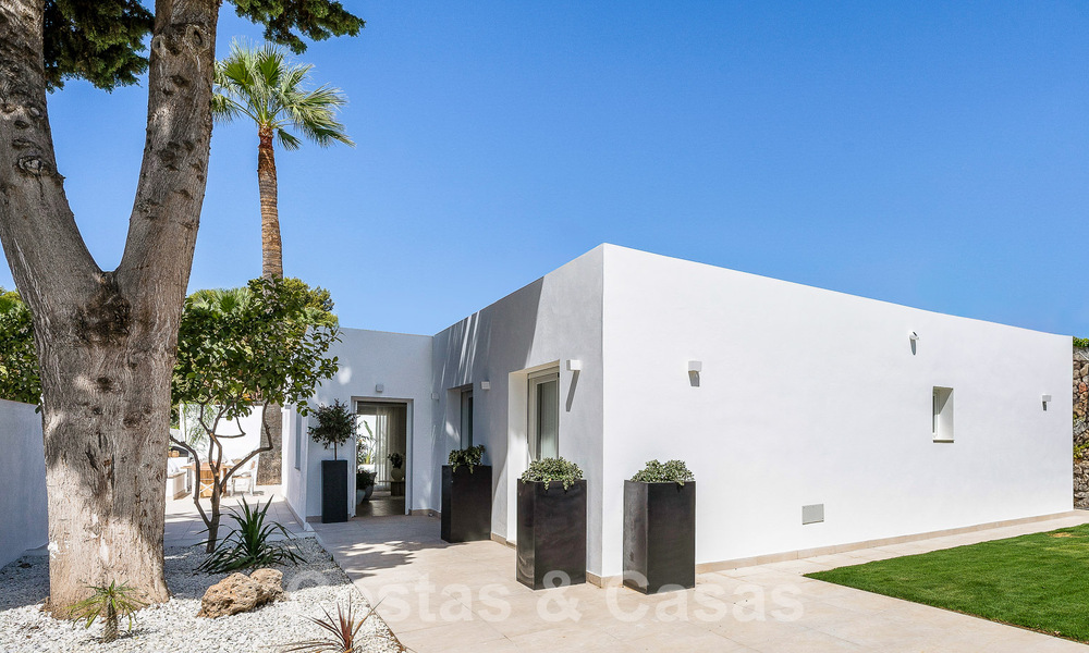 Atractiva villa de lujo de estilo ibicenco en venta cerca de todos los servicios en Nueva Andalucia, Marbella 56921