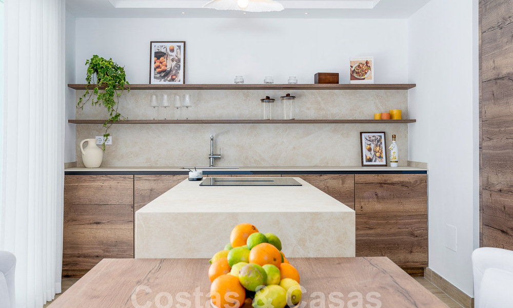 Atractiva villa de lujo de estilo ibicenco en venta cerca de todos los servicios en Nueva Andalucia, Marbella 56922