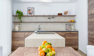 Atractiva villa de lujo de estilo ibicenco en venta cerca de todos los servicios en Nueva Andalucia, Marbella 56922 