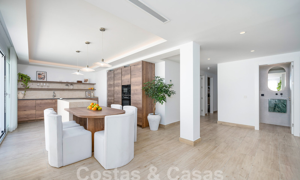 Atractiva villa de lujo de estilo ibicenco en venta cerca de todos los servicios en Nueva Andalucia, Marbella 56927