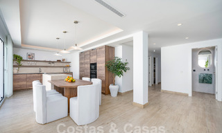 Atractiva villa de lujo de estilo ibicenco en venta cerca de todos los servicios en Nueva Andalucia, Marbella 56927 