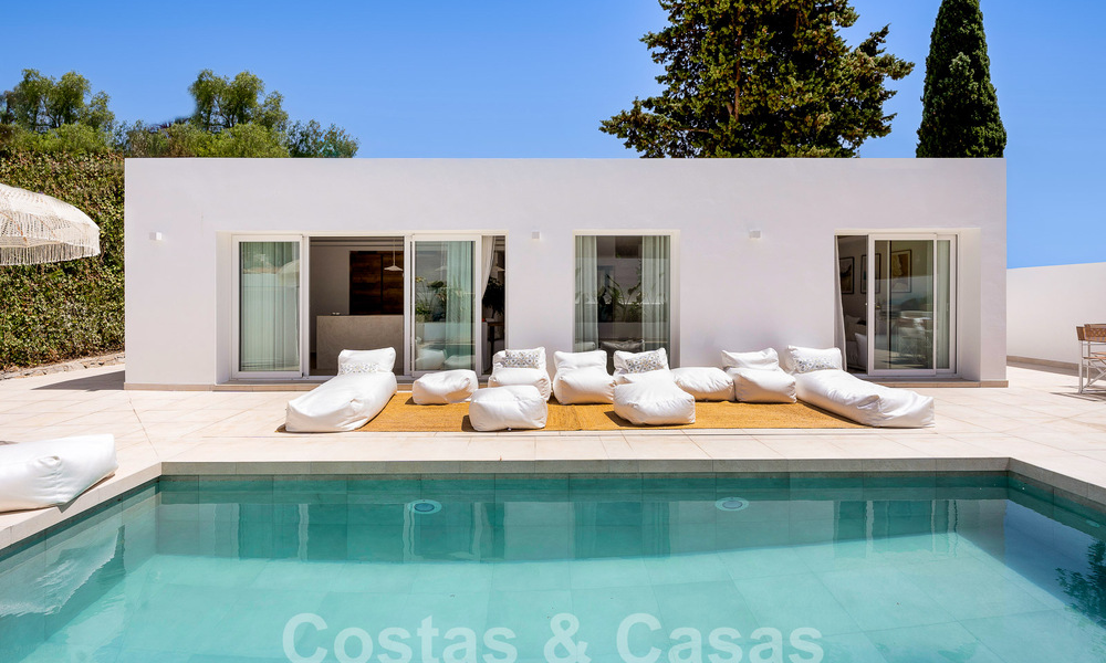 Atractiva villa de lujo de estilo ibicenco en venta cerca de todos los servicios en Nueva Andalucia, Marbella 56933