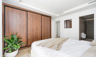 Atractiva villa de lujo de estilo ibicenco en venta cerca de todos los servicios en Nueva Andalucia, Marbella 56936 