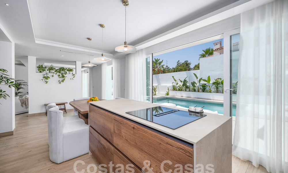 Atractiva villa de lujo de estilo ibicenco en venta cerca de todos los servicios en Nueva Andalucia, Marbella 56938